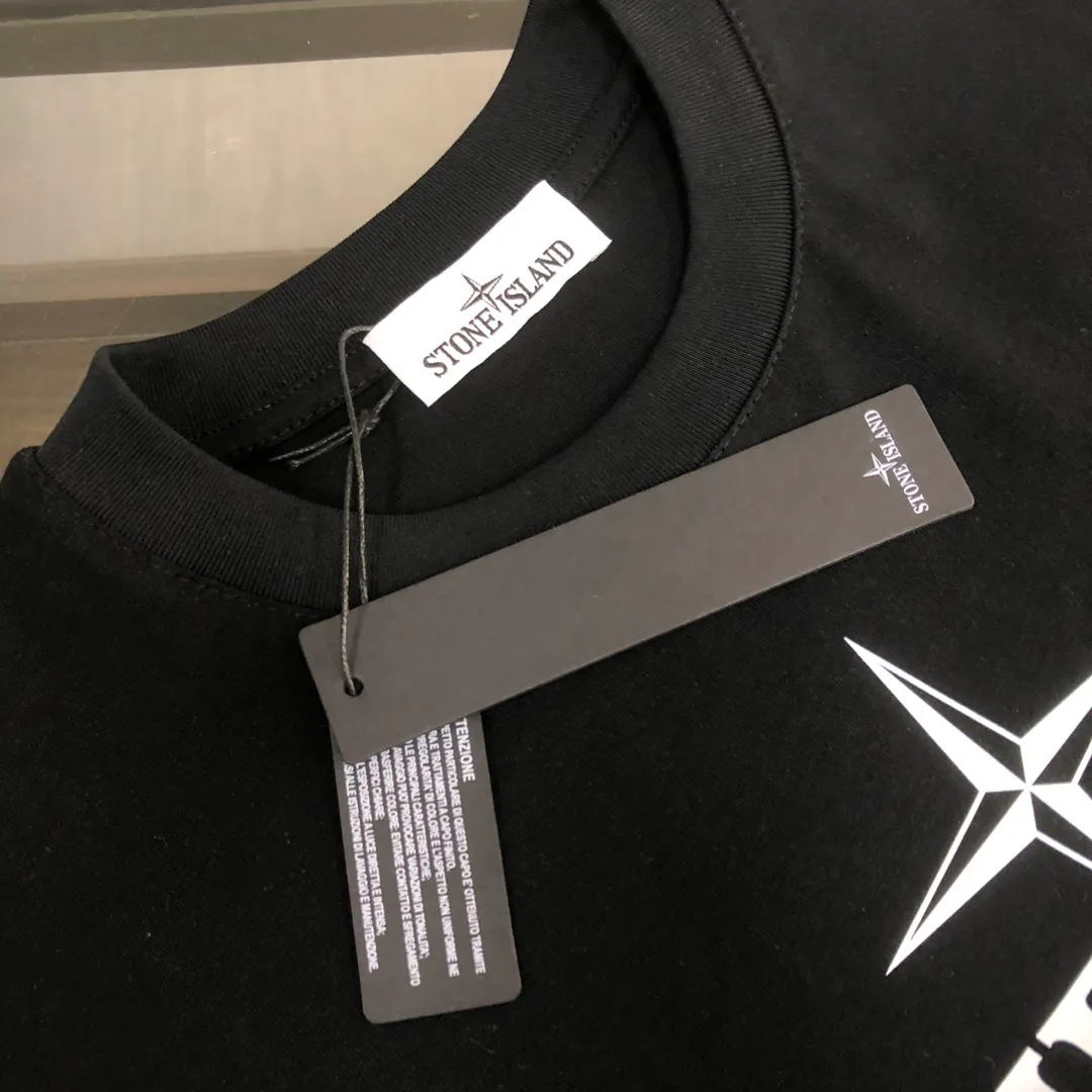 P180 Stone Island 2025 latest T-shirt, couple style ~ Original order, fashionable and casual short T-shirt, specially made of customized cotton fabric ~ Cotton T-shirt ~ Pre-washed to prevent deformation and shrinkage problem, more comfortable and breathable on the body ~ All available from stock ~ Unique design style, trendy must-have item, complete with three standards 👍 Color: black/white Size: S M L XL (larger version, please indicate your height and weight when placing an order)
